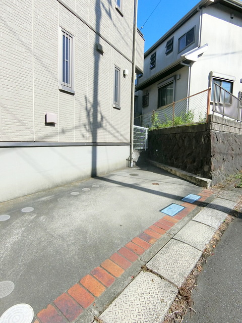 ガーデン　カメリアの駐車場