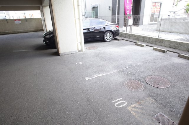 MISTRAL神子岡前の駐車場