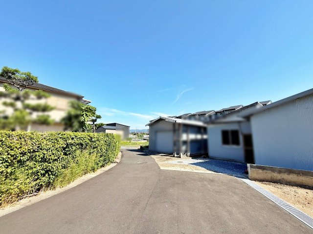 売土地　大井町並河1丁目の前面道路含む現地写真