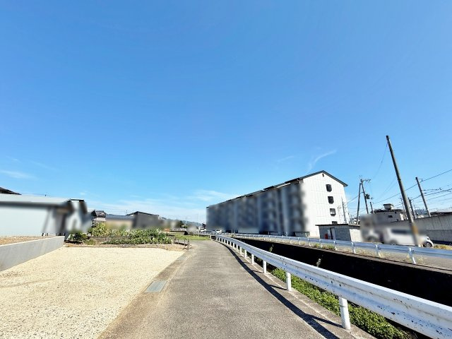 売土地　大井町並河1丁目の前面道路含む現地写真