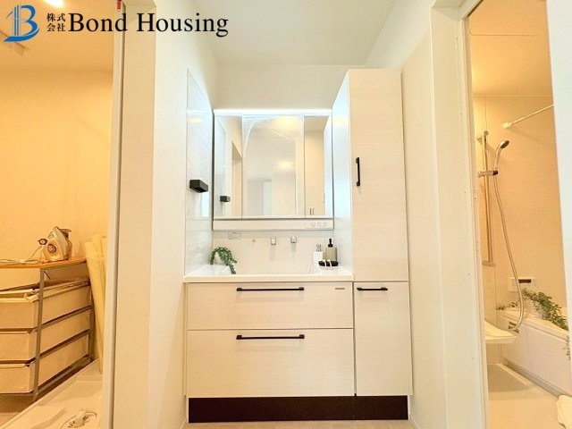 お車並列2台駐車可・お洒落な外観　福吉台　全３棟　3号棟の独立洗面台