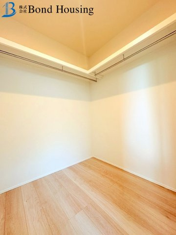 お車並列2台駐車可・お洒落な外観　福吉台　全３棟　3号棟の洋室