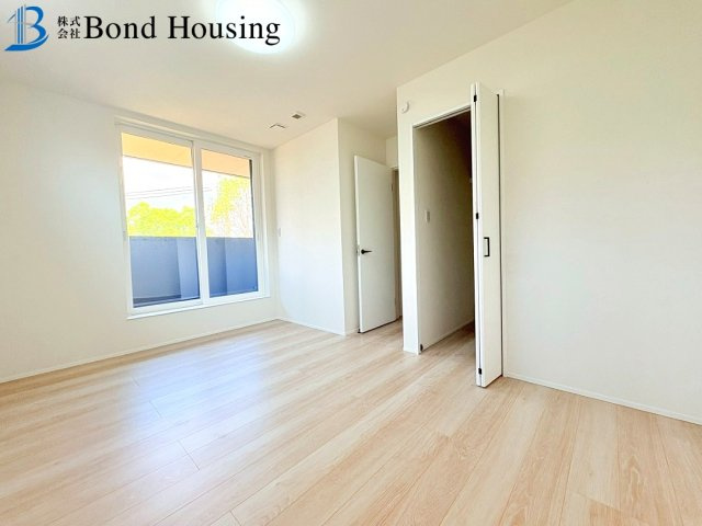 お車並列2台駐車可・お洒落な外観　福吉台　全３棟　3号棟の洋室