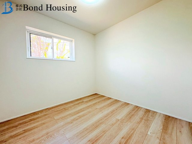 お車並列2台駐車可・お洒落な外観　福吉台　全３棟　3号棟の洋室