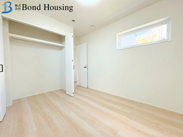 お車並列2台駐車可・お洒落な外観　福吉台　全３棟　3号棟の洋室