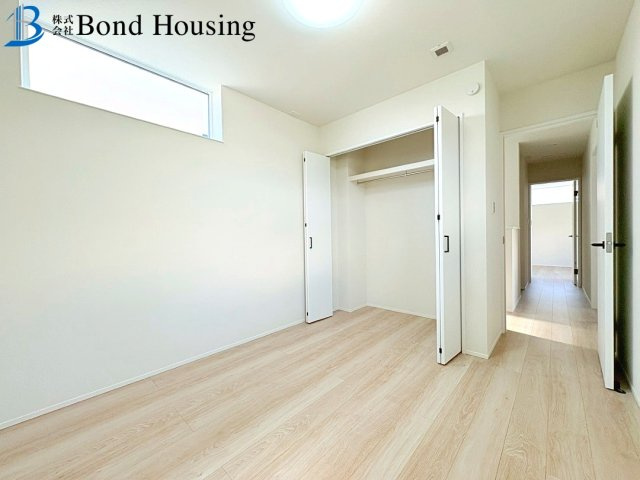 お車並列2台駐車可・お洒落な外観　福吉台　全３棟　3号棟の洋室