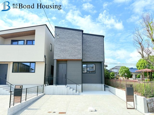 お車並列2台駐車可・お洒落な外観　福吉台　全３棟　3号棟の外観パース