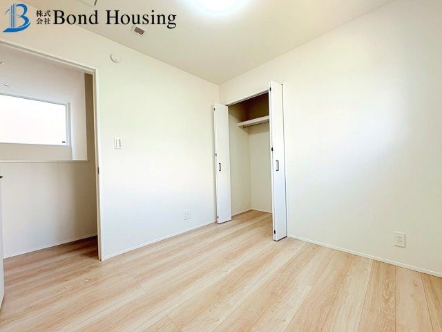 お車並列2台駐車可・お洒落な外観　福吉台　全３棟　3号棟の洋室