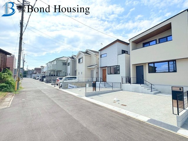 LDKは広々約19.5帖・お洒落な外観　福吉台　全３棟　2号棟の前面道路含む現地写真