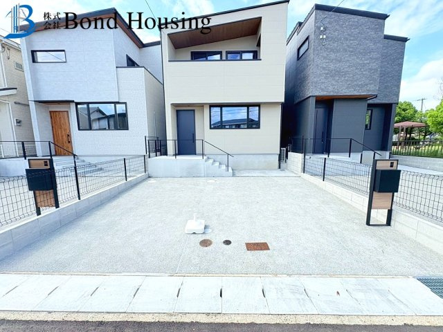 LDKは広々約19.5帖・お洒落な外観　福吉台　全３棟　2号棟の駐車場