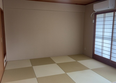 【寝室】 | ライフプラザ相模原 | 寝室でゆっくりと過ごすためにはベッド周りの適度な空間を担保することや窓の位置、照明の明るさ、寝室の広さなどを考える必要があります。自身や家族の構成とライフスタイルに併せて寝室にする部屋を選びましょう！