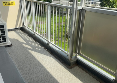 【バルコニー】 | ライフプラザ相模原 | バルコニーは、室外の専用スペースのうち、「屋根がなく開放された空間」であるものを指します。ベランダより広いタイプのものが多く、日当たりもよいため家庭菜園などを楽しみたい人にとって適した環境となります。