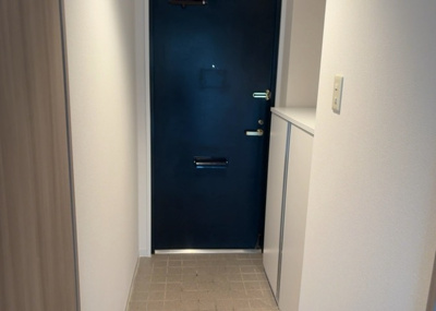 【玄関】 | ライフプラザ相模原 | 玄関は家の顔でもあり、家族以外の目にも止まる場所です。玄関は外との間を仕切る扉、靴などをしまっておく収納スペース、靴脱ぎのたたきスペース、来客とのやり取りをするドアホンなど複数のアイテムからなります。