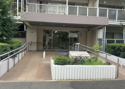 【エントランス】 | ライフプラザ相模原 | マンションのエントランスには、もともと風よけや防犯の役割がありますが、マンションによって宅配ボックスなどの設備が備わっている所もあります。日々の生活をイメージしながら生活しやすさをチェックしましょう。