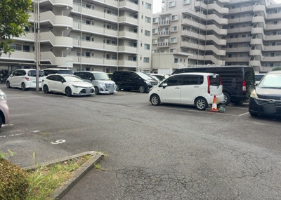 【駐車場】 | ライフプラザ相模原 | 車一台あたりに必要なスペースは、標準サイズの普通自動車で横幅2m50cm、長さ5mは必要になります。ただし、乗降のことも考慮して横幅3m30cm、長さ5m50cmほどは確保できるところを選びましょう。