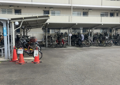 【駐輪場】 | ライフプラザ相模原 | マンションの駐輪場は、事前に空きがあるか確認を取ると安心です。せっかく入居したのに駐輪スペースがない！なんてことになったら大変ですよね。そこで、内見時や購入前にはまず事前に確認しておくと良いでしょう。