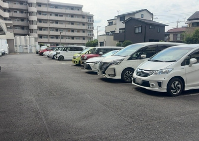 【駐車場】 | ライフプラザ相模原 | 駐車場と明記されていても、最小スペースでつくられた駐車場だと大型車は駐車できなかったり、出入りしにくくなったりする可能性があります。お車のサイズと購入したい物件の駐車場のサイズを現地で確認しましょう。