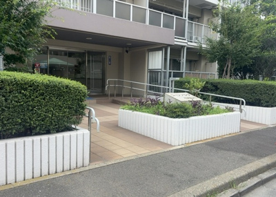 【庭】 | ライフプラザ相模原 | 物件によっては、入居者が個人的に使用できる専用庭がついているものもあります。また、住宅の中にある土間の部分を庭と呼ぶこともあります。庭の用途は住む人によって変わり、それによってデザインもさまざまです。