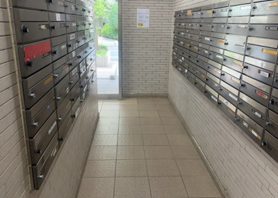 【設備】 | ライフプラザ相模原 | エントランス付近に設置されている集合ポストは、住んでいる部屋と離れているため、ポストをあさるなど誰かに何かされていても被害に気づきにくいです。入居する時には他人に特定されにくい番号で鍵をかけましょう！