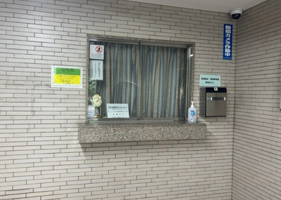 【受付】 | ライフプラザ相模原 | 受付はマンションコンシェルジュがいる場合もあれば、管理人が滞在する小部屋を総称して呼ぶことがあります。主にエントランスに設置されていることから、防犯面でも期待ができます。防犯設備がない場合はより安心！