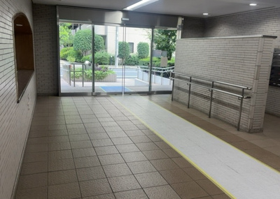 【ロビー】 | ライフプラザ相模原 | ロビーというと、エントランスと何がちがうの？と思いますよね。実はロビーとエントランスには明確な決まりはありません。物件によっては、エントランスを入って広がるある程度の広さのある空間がロビーとなります。
