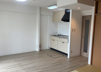 【キッチン】 | ライフプラザ相模原 | L型アイランドタイプは、キッチンからダイニングにもリビングにも目が行き届くので、とても使いやすい配置です。L字型独立タイプは、キッチンを独立させてるためLDKというよりもLDといった様なイメージです。