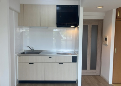 【キッチン】 | ライフプラザ相模原 | 標準的なシステムキッチンの横幅は、165cm～300cm程度です。2100・2400・2550・2700などミリ単位で表記されます。普段どのように料理をするのかを想定しながら合ったサイズを選びましょう