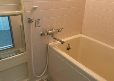 【浴室】 | ライフプラザ相模原 | 入浴時の快適さも大事なことですが、綺麗な状態を維持できなければ気持ちよく入浴できません。毎日の掃除が楽という点は大事なポイントになります！カビが生えにくく掃除がしやすい、壁や浴槽を選ぶといいでしょう。
