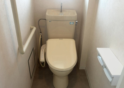 【トイレ】 | ライフプラザ相模原 | トイレは大きさや形、機能、抗菌性などが異なる多種多彩なタイプが各メーカーから出ています。それぞれに良さがあるため、事前にどういったタイプのトイレがいいのかをご家庭内で決めて、内見に行くといいでしょう。
