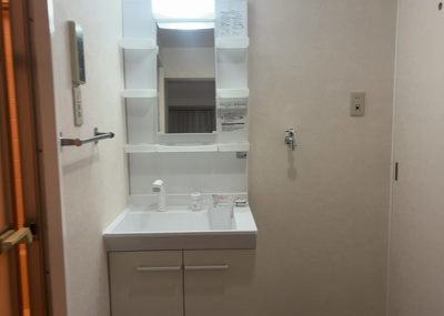 【独立洗面台】 | ライフプラザ相模原 | 洗面化粧台では顔を洗ったり、身だしなみを整えることが本来の使い方ですが、用途によっては洗面化粧台に求められる機能が違ってくるため、ご自身や家族のライフスタイルに合ったものを選ぶことをおすすめ致します。