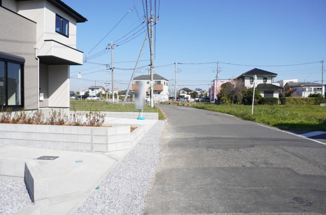越谷市大字大竹 新築分譲住宅 全3棟 1号棟の前面道路含む現地写真