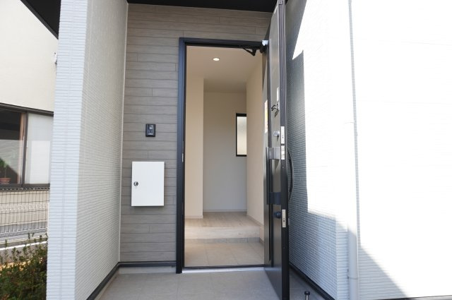 越谷市大字大竹 新築分譲住宅 全3棟 1号棟の玄関