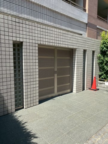 大阪市西区靱本町３丁目の賃貸マンションのエントランス