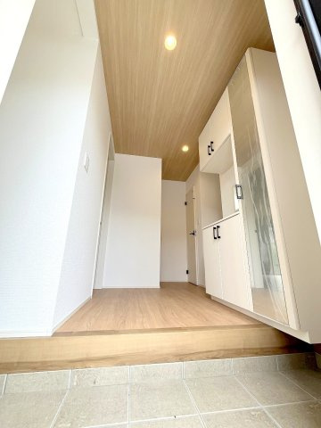 あきる野市草花全６棟　新築分譲の玄関|2025年撮影