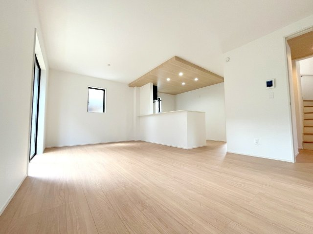 あきる野市草花全６棟　新築分譲の居間・リビング|2025年撮影