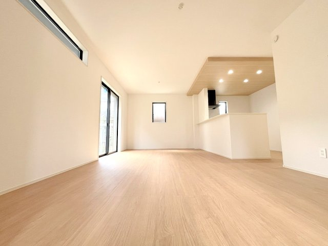 あきる野市草花全６棟　新築分譲の居間・リビング|2025年撮影