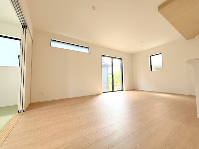 あきる野市草花全６棟　新築分譲の居間・リビング|2025年撮影