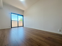 【洋室】 | エイルヴィラ空港東☆仲介手数料無料☆ | 一人ひとり快適な空間は違うからこそ、家具の配置もアレンジしやすいシンプルなデザインに。