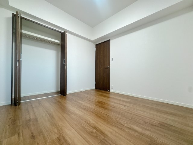 【洋室】 | エイルヴィラ空港東☆仲介手数料無料☆ | 一人ひとり快適な空間は違うからこそ、家具の配置もアレンジしやすいシンプルなデザインに。