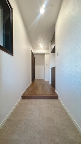 【玄関】 | エイルヴィラ空港東☆仲介手数料無料☆ | 玄関は光沢のある床材で、汚れもとても落としやすい。こういうちょっとした気遣いが長く住むと効いてくるんです。