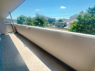 【展望】 | バルコニーは日当たりが一番！それでいうならこの物件は大合格です。都会にあって落ち着きも感じるハイブリッド。バルコニーで気のすむまで物思いに。