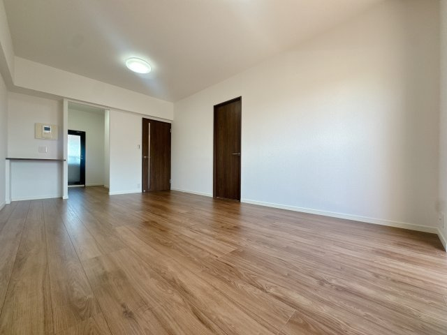 【居間・リビング】 | エイルヴィラ空港東☆仲介手数料無料☆ | リフォーム物件☆周辺平坦で過ごしやすい立地です☆