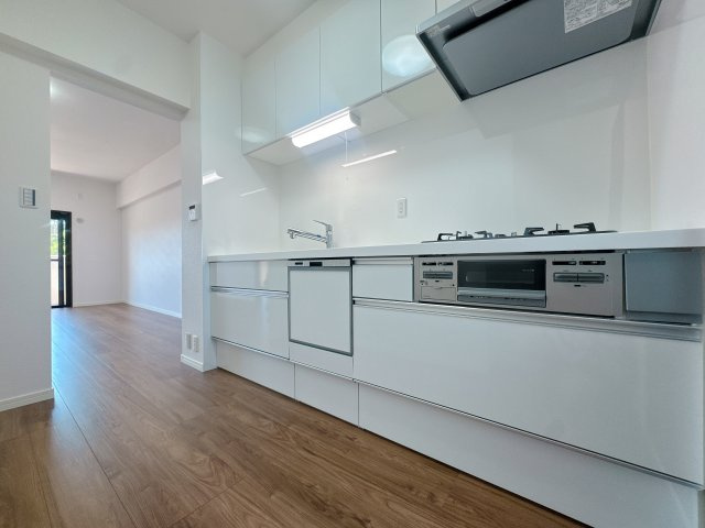 【キッチン】 | エイルヴィラ空港東☆仲介手数料無料☆ | 機能性とデザイン性を両立させた、リノベーション物件ならではの素敵なキッチン。立ってみるとそれがよく分かります♪