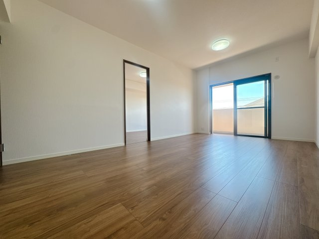 【居間・リビング】 | エイルヴィラ空港東☆仲介手数料無料☆ | ゆっくりくつろげるLDKは大きな窓からたっぷりの日差しが取り込める心地の良い空間。日中は明かりが無くても過ごせます。