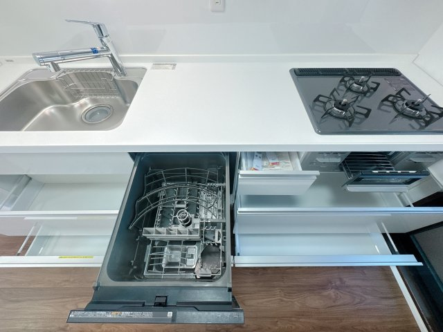 【キッチン】 | エイルヴィラ空港東☆仲介手数料無料☆ | 収納豊富なシステムキッチンは、シンクしたの収納が開くのもいいですね♪お料理楽しんでください♪