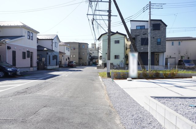 越谷市大字大竹 新築分譲住宅 全3棟 2号棟の前面道路含む現地写真