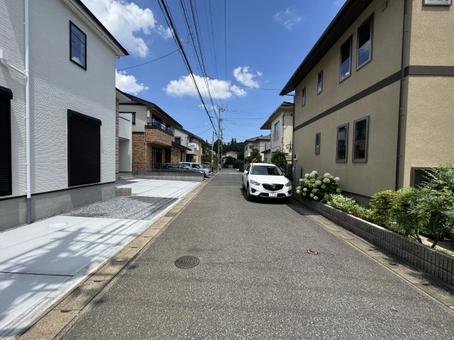 松戸市上本郷新築戸建【上本郷小学校：6分】の前面道路含む現地写真|南側前面道路・幅員約5ｍ