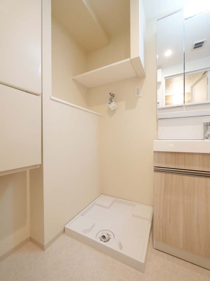 【内装】 | コンポジット渋谷本町 | 頭上は大変便利な棚付きです