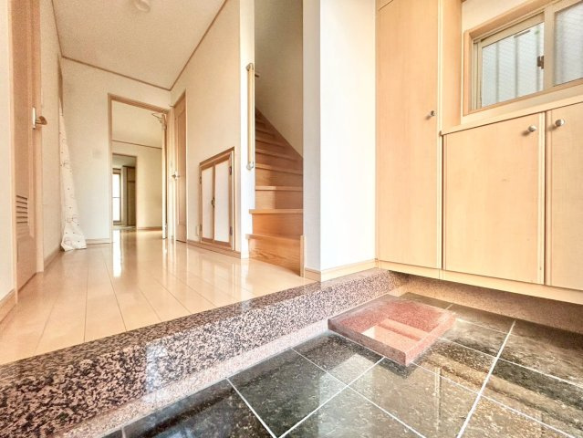 中野区野方3丁目　中古戸建の玄関|2025.08.04撮影

ご内見希望・資料請求などお気軽にお問い合わせ下さい！
03-5990-5201