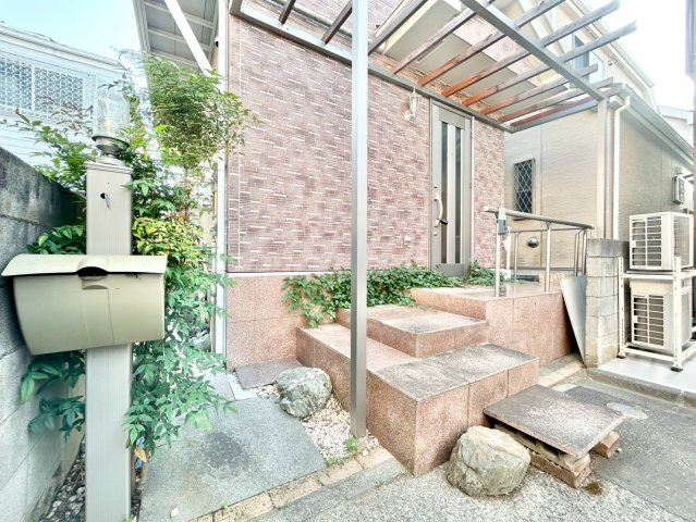 中野区野方3丁目　中古戸建の玄関|2025.08.04撮影

ご内見希望・資料請求などお気軽にお問い合わせ下さい！
03-5990-5201